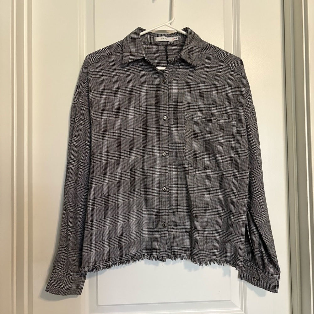 Lush Black Plaid Long Sleeve Cropped Raw Hem Button Up Top - Size Small